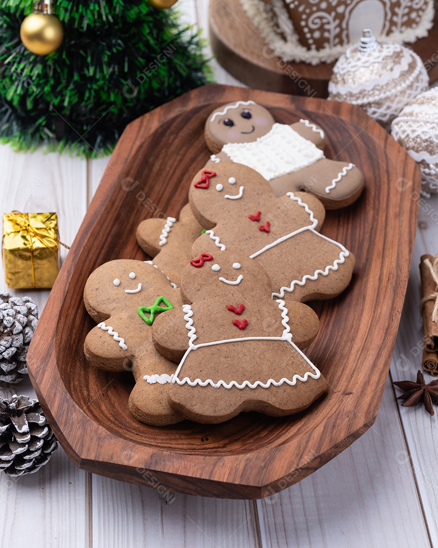Travessa de madeira com biscoito de gengibre para o natal