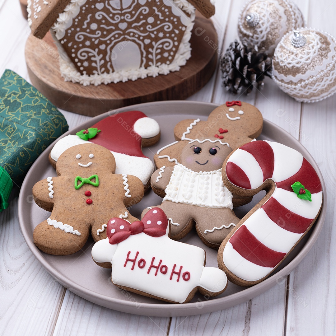 Biscoitos de gengibre de natal tradicionais dentro de um prato