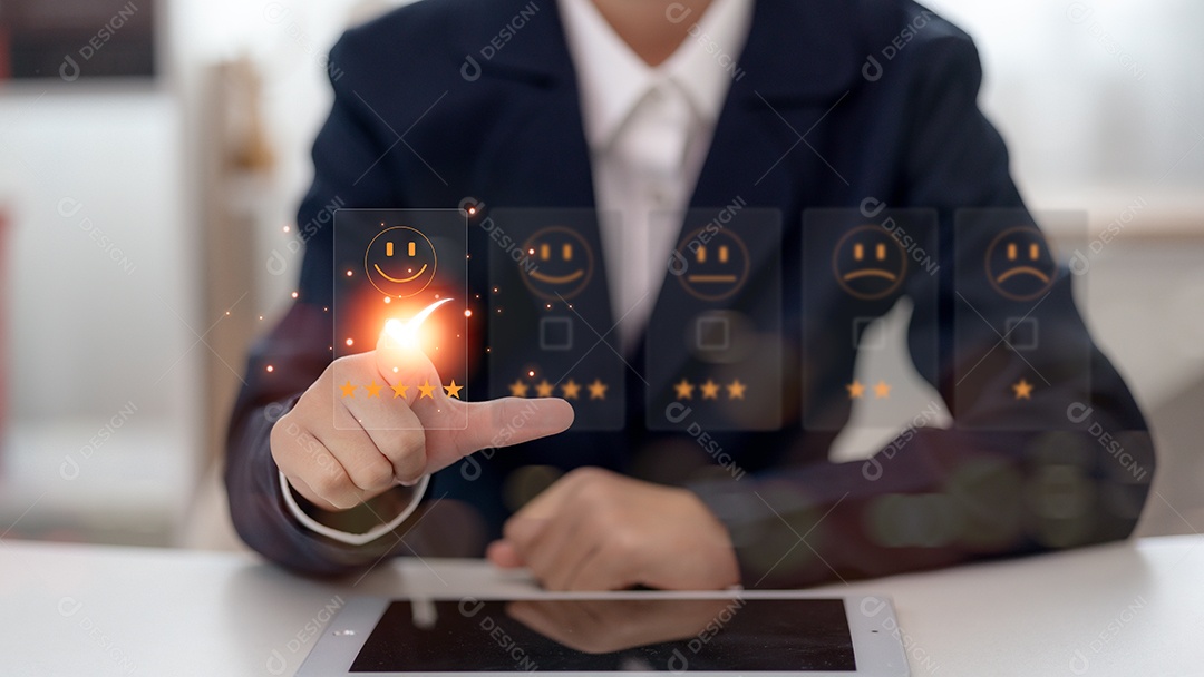 O empresário pressionou um emoticon de carinha sorridente na tela de toque virtual