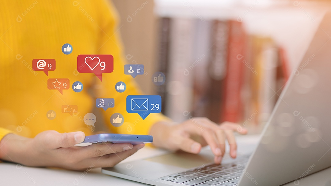 Mídias sociais e conceito online digital mulher usando um smartphone