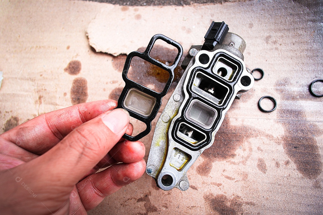 Mecânico está substituindo um selo de borracha desgastado para reparar peça de motor