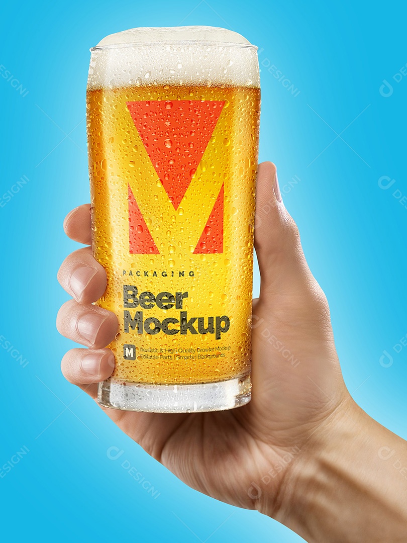 Mãos Segurando um Copo de Cerveja Mockup PSD Editável