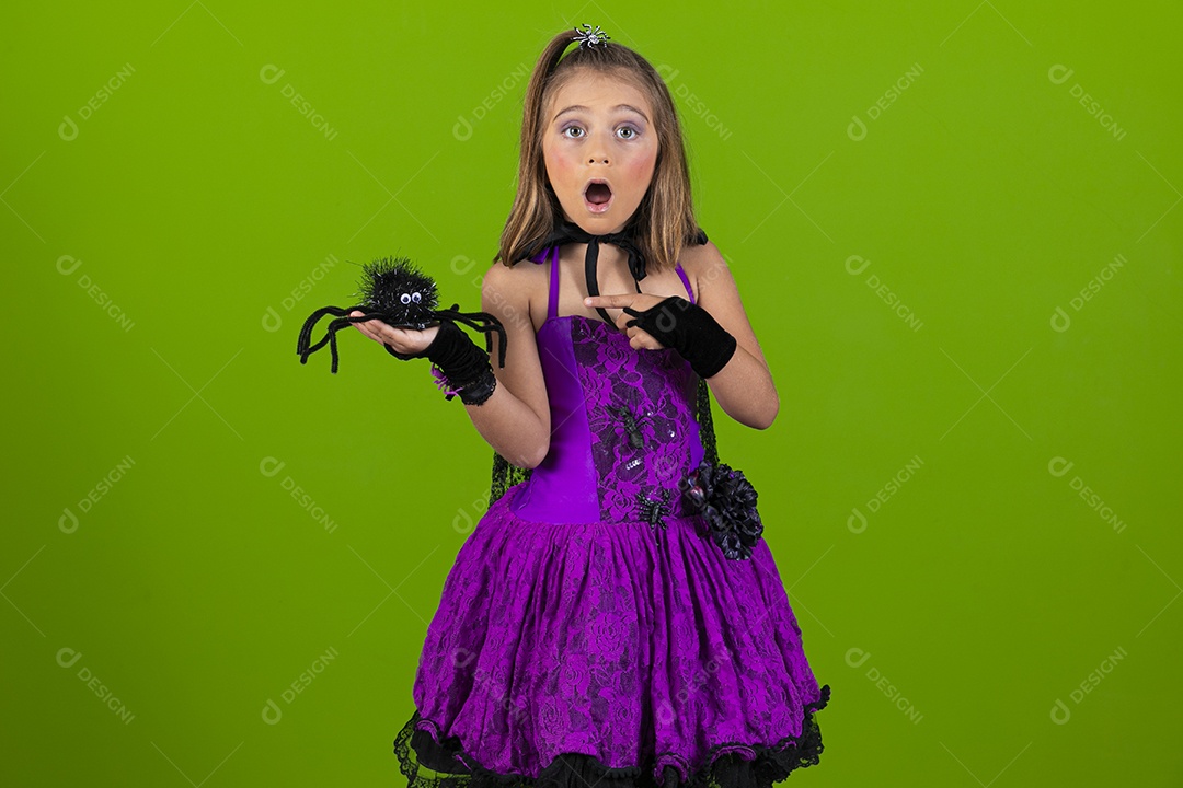 Menina vestida a caráter para halloween