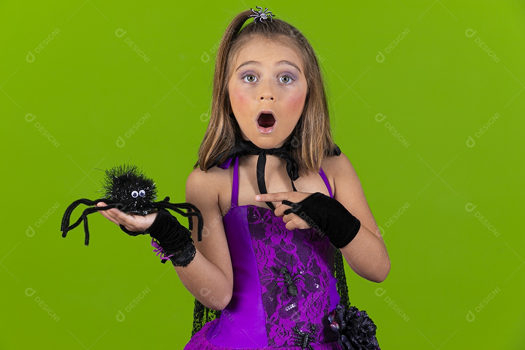 Menina fofa fantasiada com aranha para o halloween