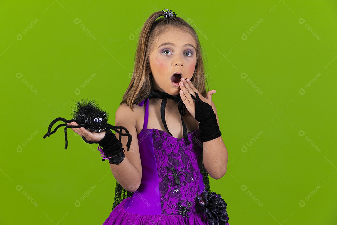 Menina fofa com aranha na mão para festa de halloween