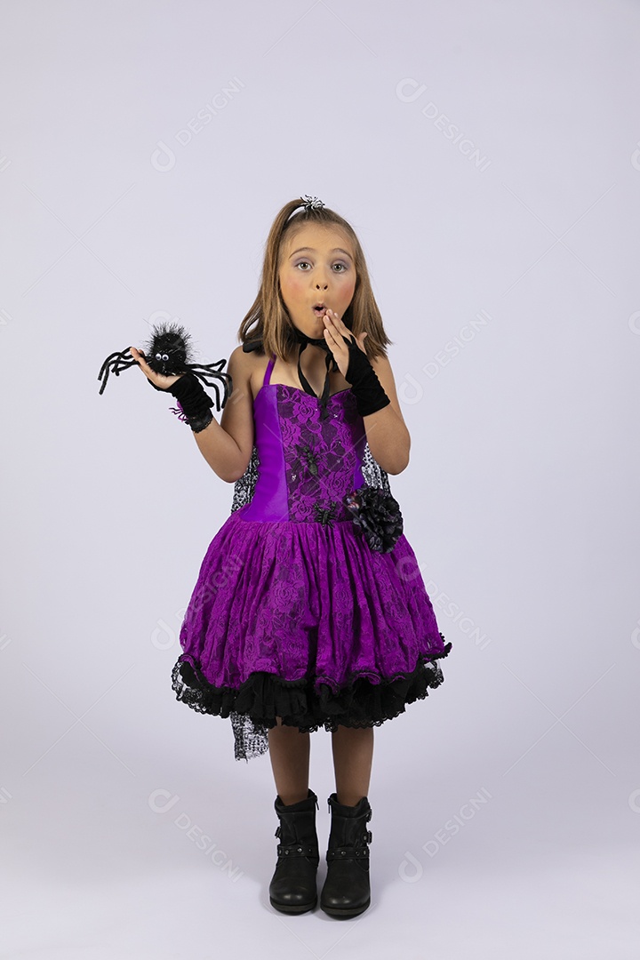 Menina linda vestida a caráter para halloween com gesto de surpresa