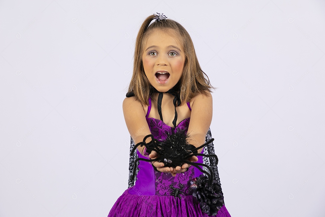 Menina fofa fantasiada com aranha para o halloween