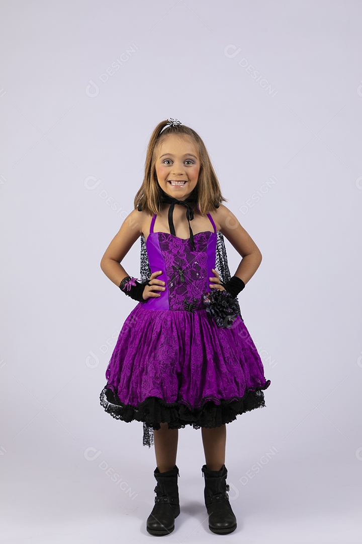 Menina linda vestida a caráter para halloween