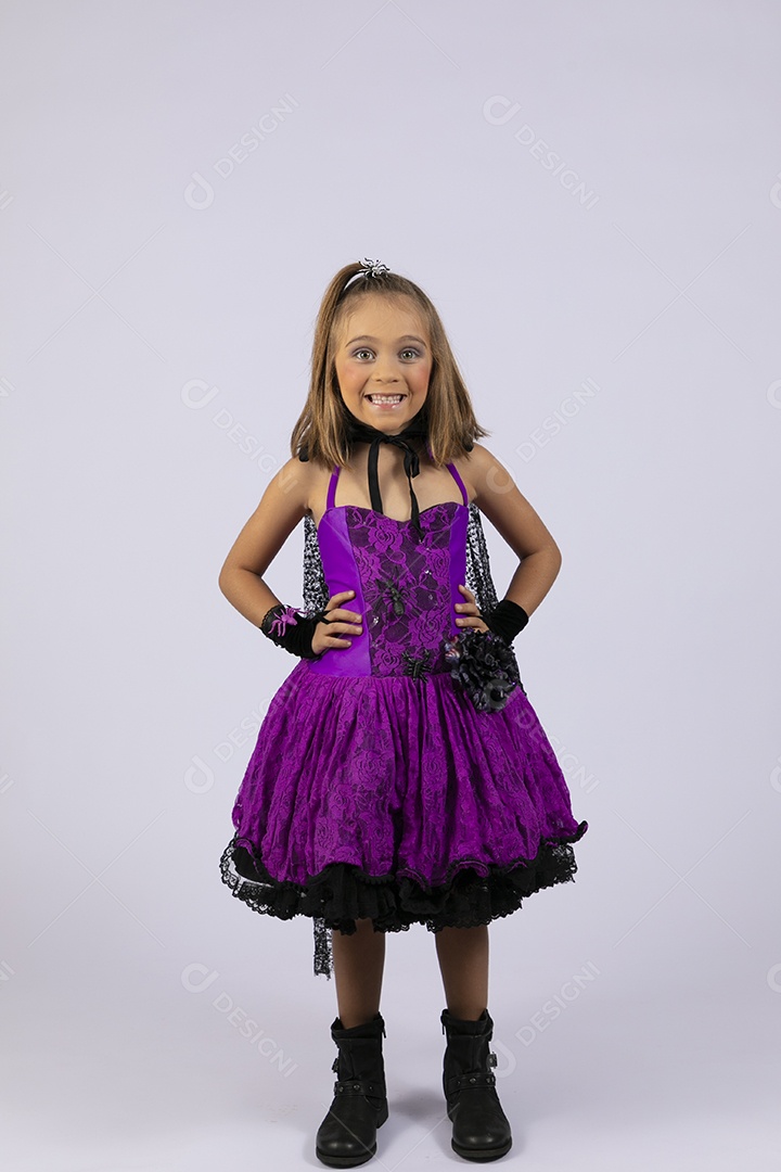 Linda menina fofa com roupa a caráter para halloween