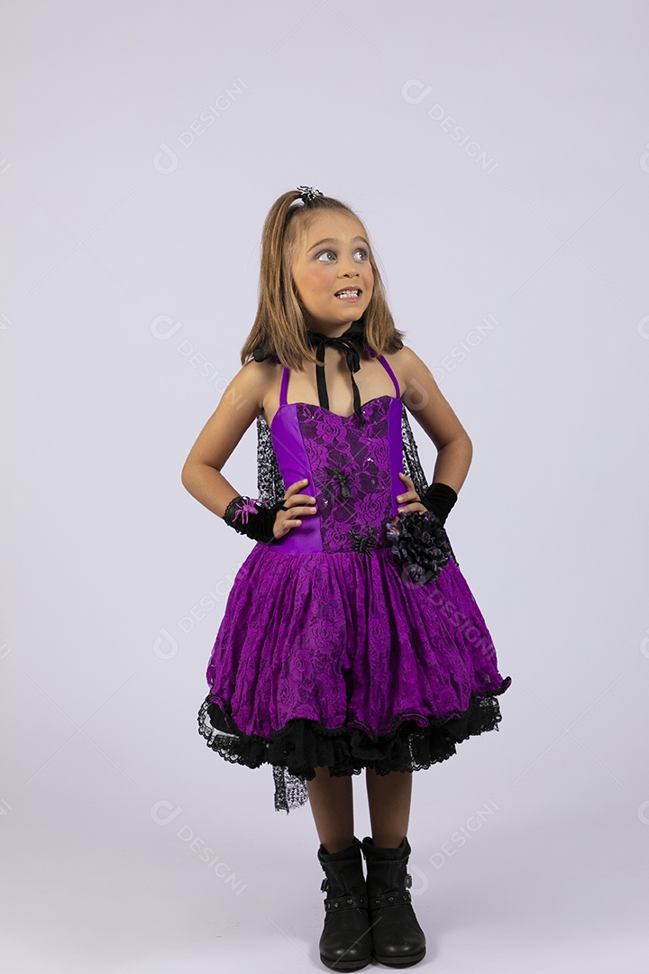 Garota fofa vestida para halloween