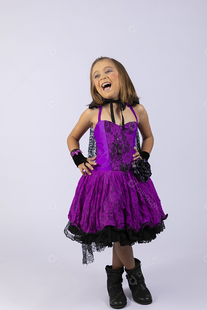 Garotinha feliz fantasiada para halloween