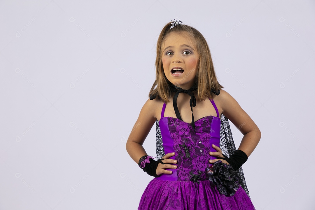 Menina fofa fantasiada de aranha para o halloween