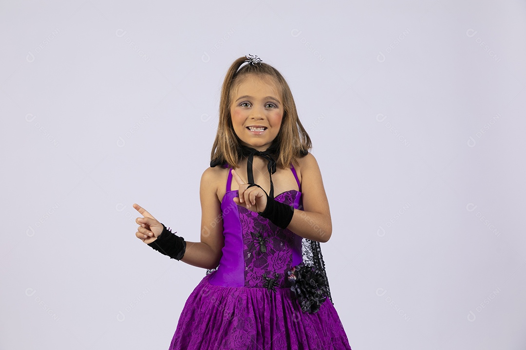 Menina fantasiada apontando para o lado