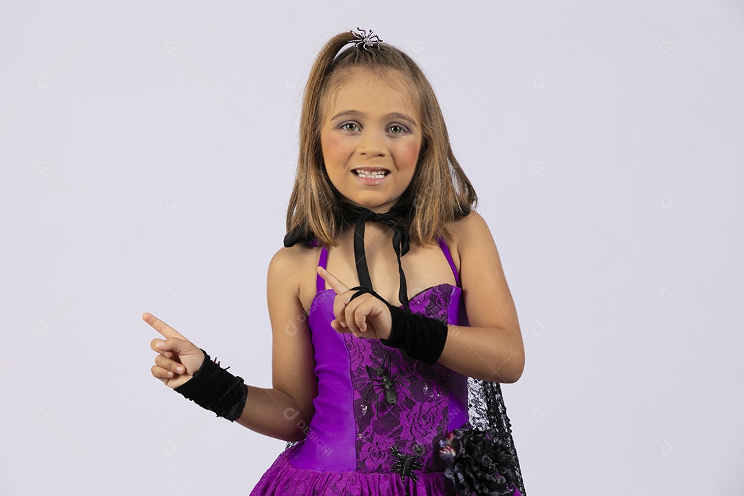 Menina fantasiada de aranha com gesto de careta