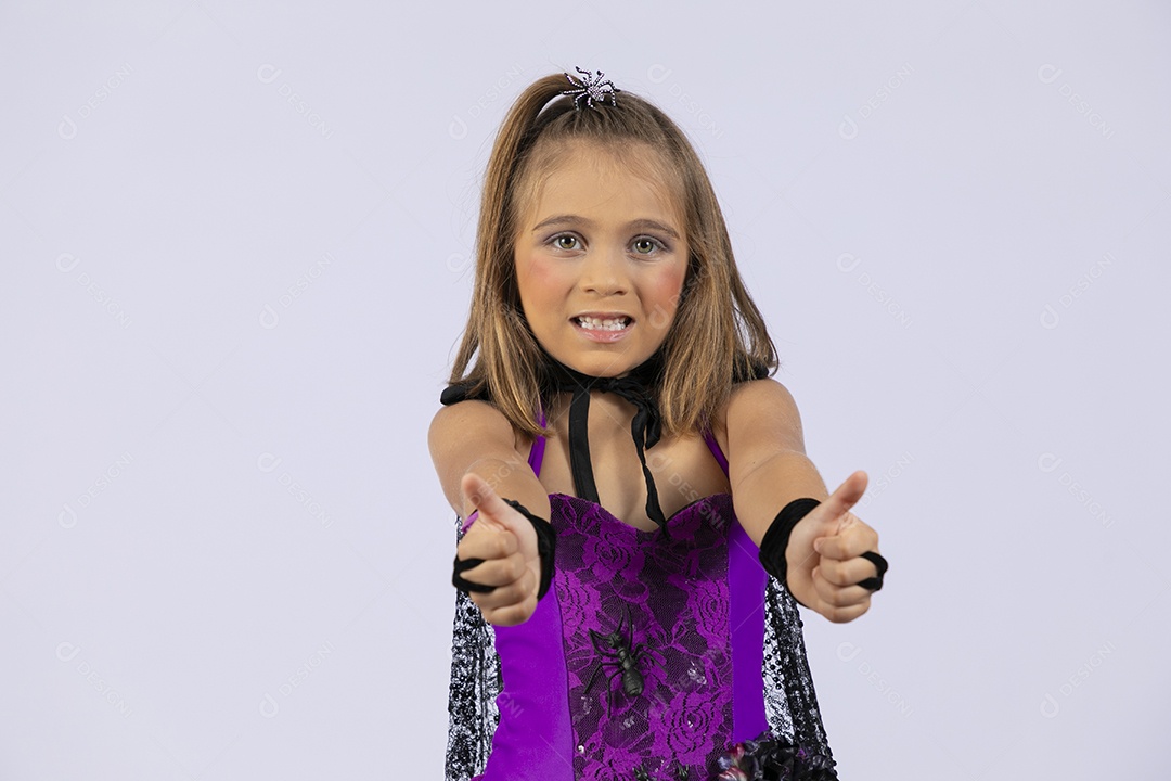 Menina fantasiada para halloween com gesto de legal