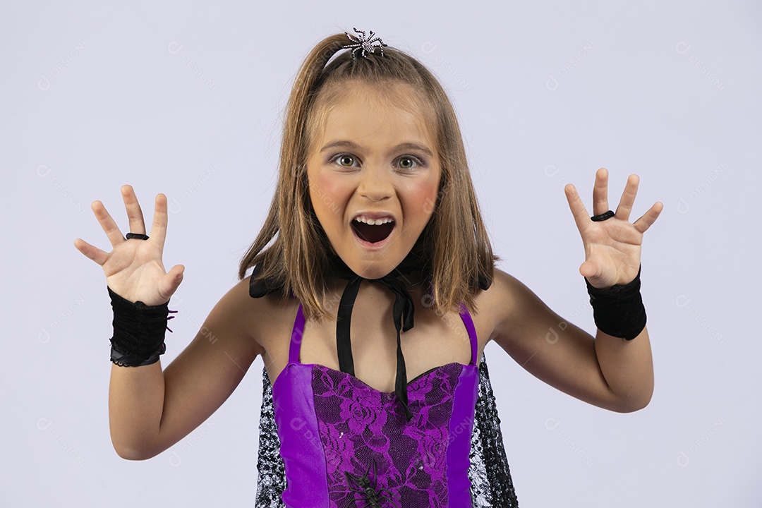 Menina fantasiada para halloween com gesto de feroz