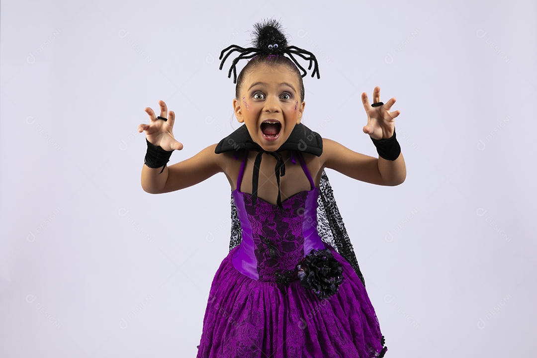 Menina foa com gesto de feroz fantasiada de aranha