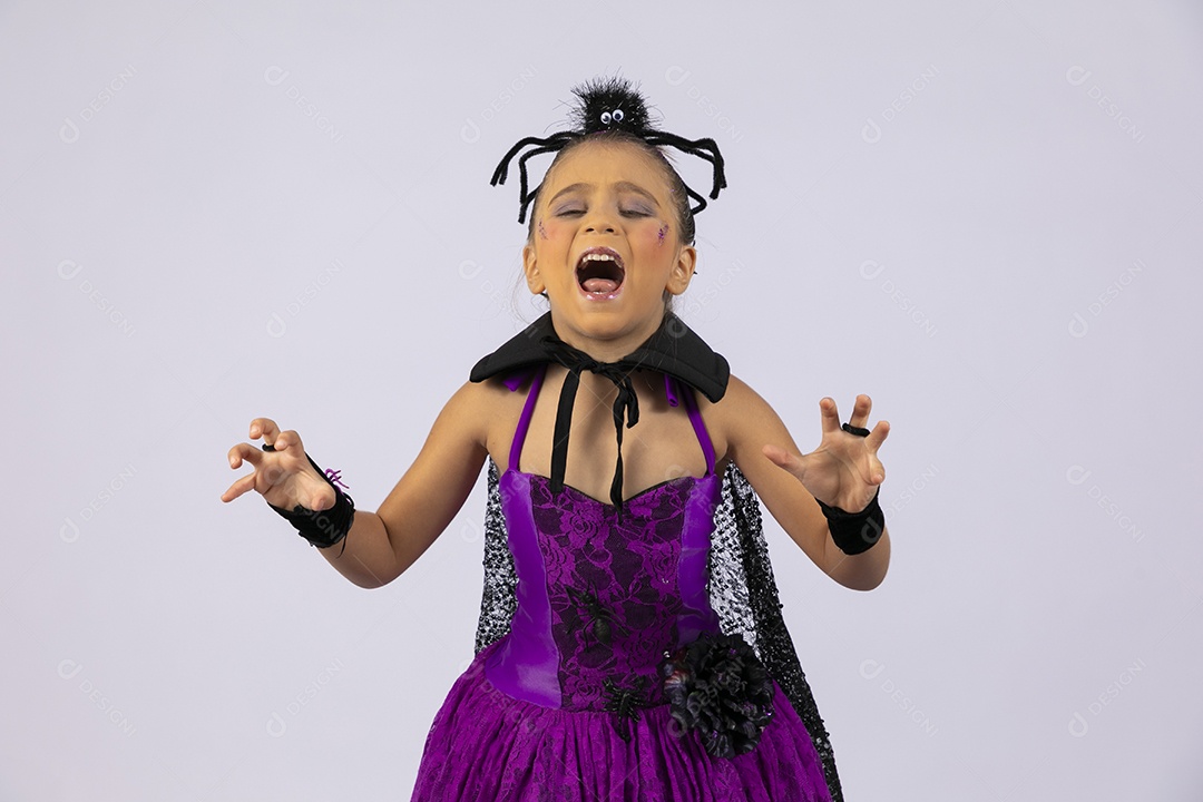 Menina fofa com gesto de feroz fantasiada