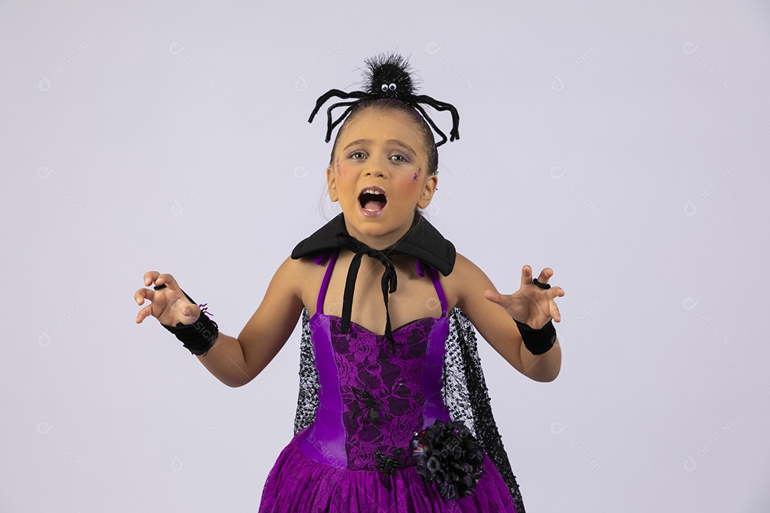 Menina fantasiada de aranha com gesto de feroz