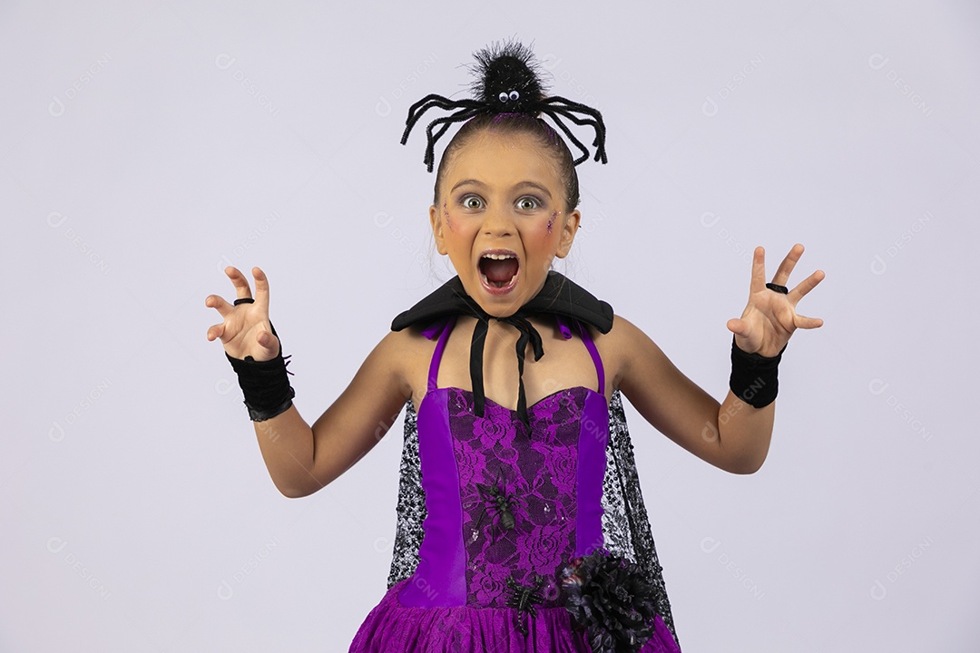 Menina linda fantasiada de aranha com gesto de feroz