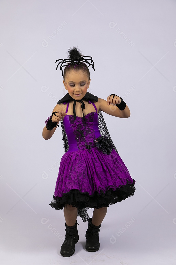 Menina fofa fantasiada para o halloween