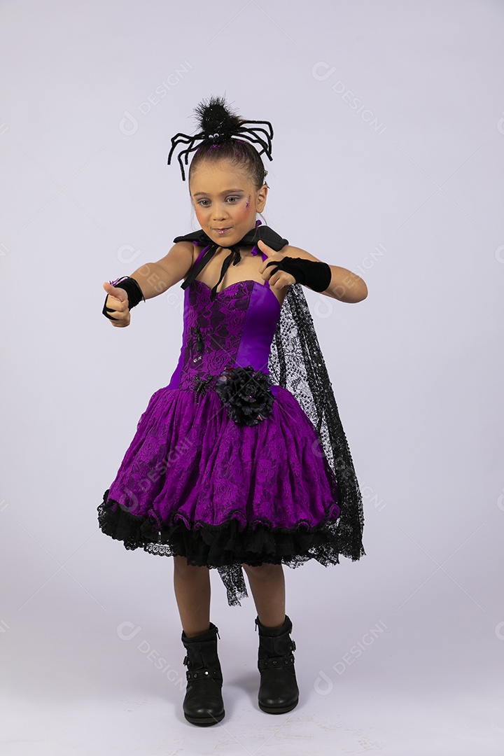 Menina fantasiada com rosto pintando para o halloween