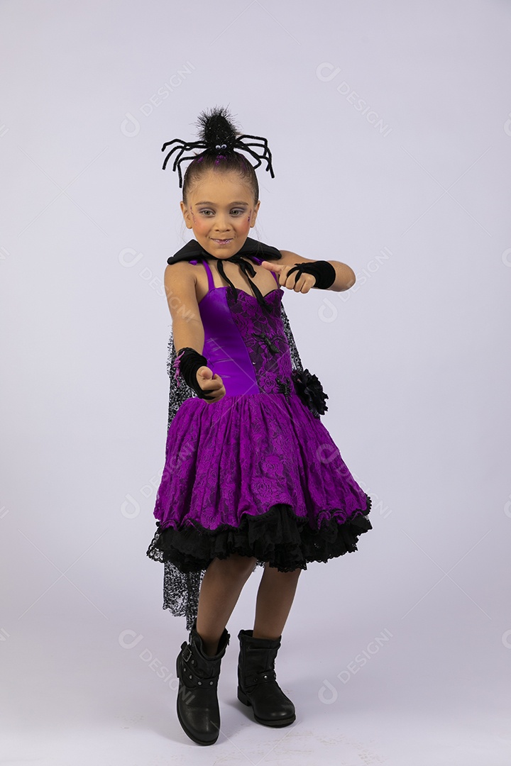 Menina fantasiada com rosto pintando para o halloween