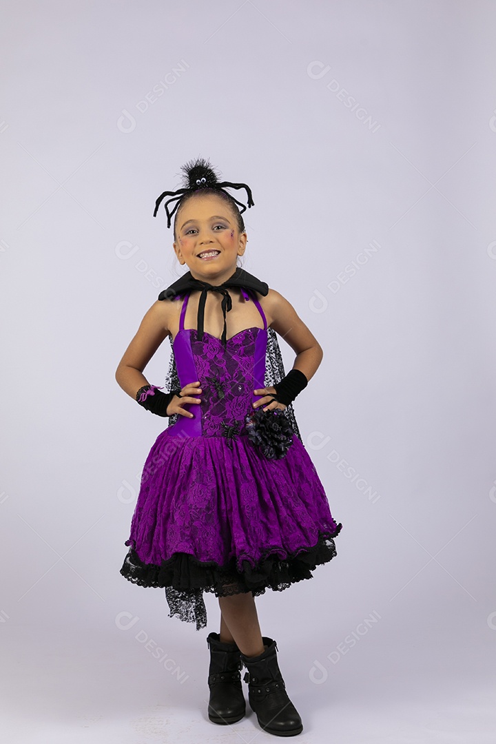 Menina linda fantasiada de aranha para halloween