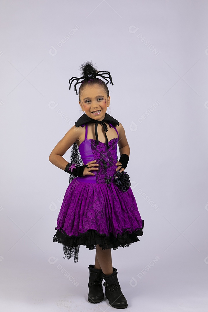 Uma menina fofa fantasiada de aranha para halloween