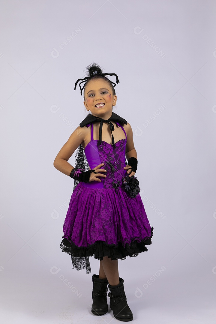 Menina fofa sorrindo fantasiada para halloween