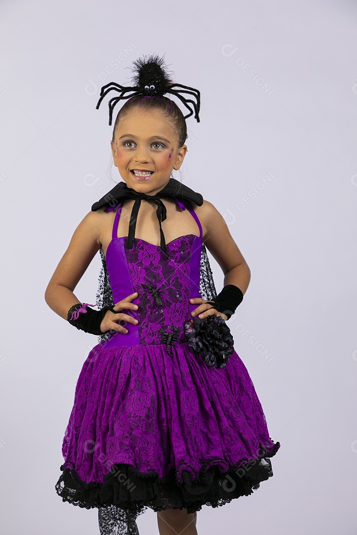 Menina fofa fantasiada com uma roupa de aranha para o halloween