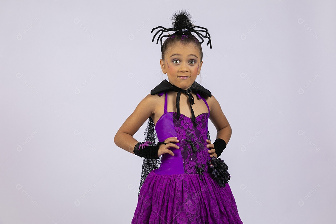 Menina fantasiada de aranha com gesto de careta