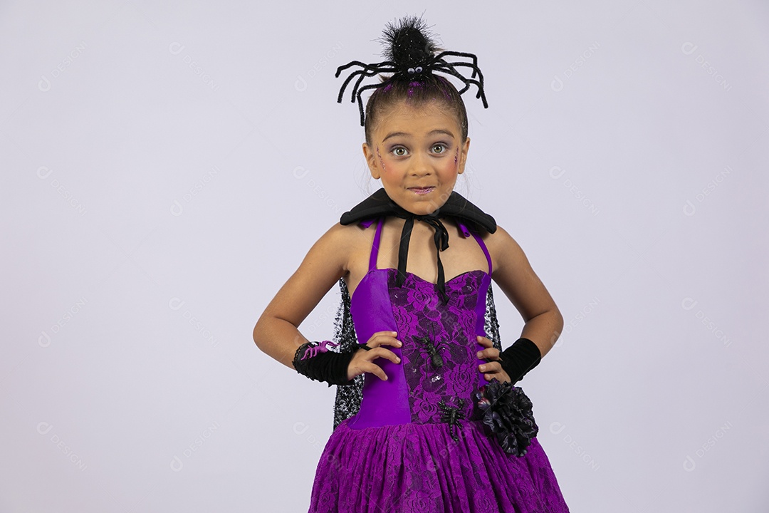 Uma menina com gesto de careta fantasiada para o halloween