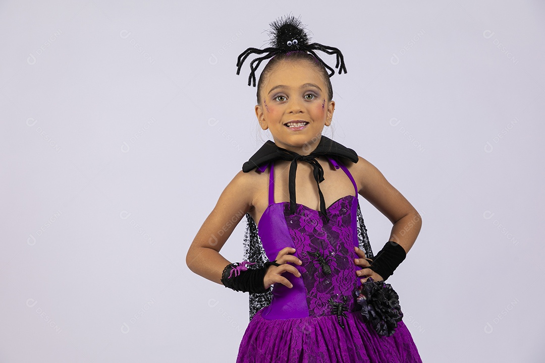 Menina com fantasia e penteado para halloween