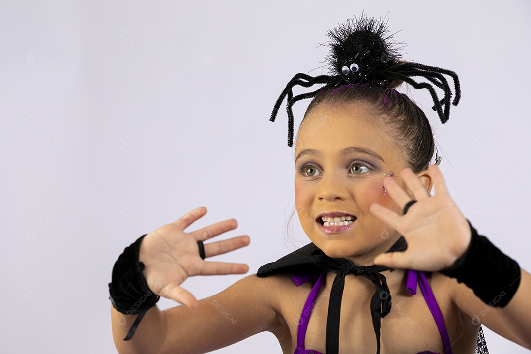 Uma menina fofa fantasiada de aranha para halloween