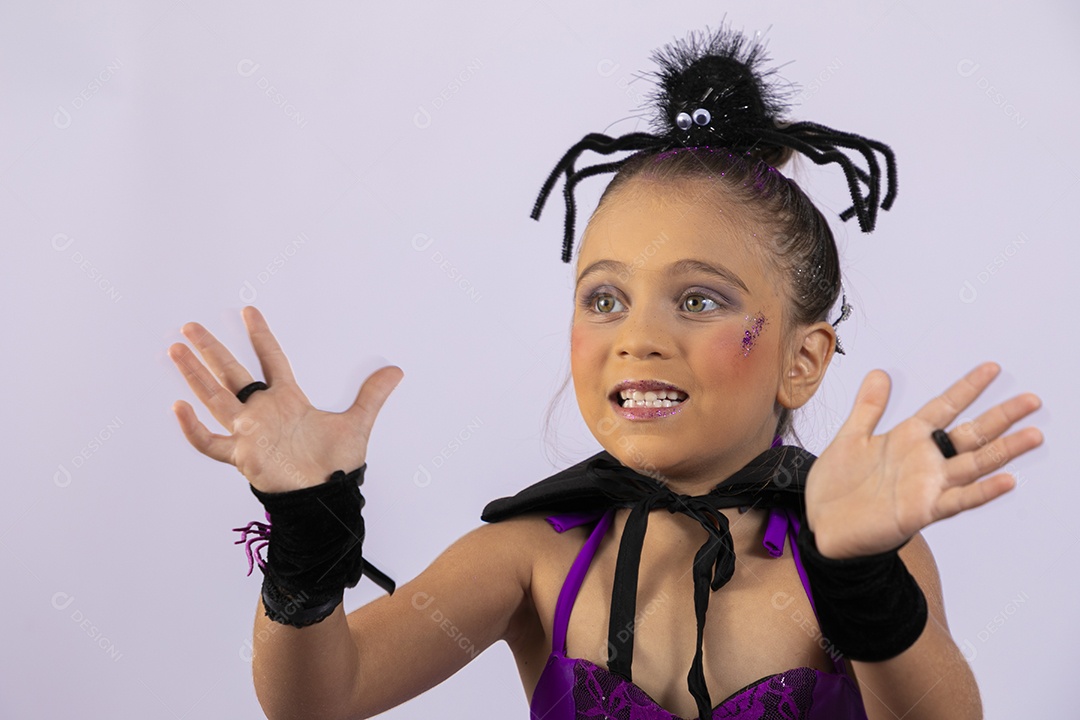 Menina fantasiada para halloween