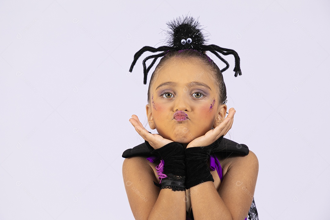 Menina fofa fantasiada para halloween fazendo pose de bico