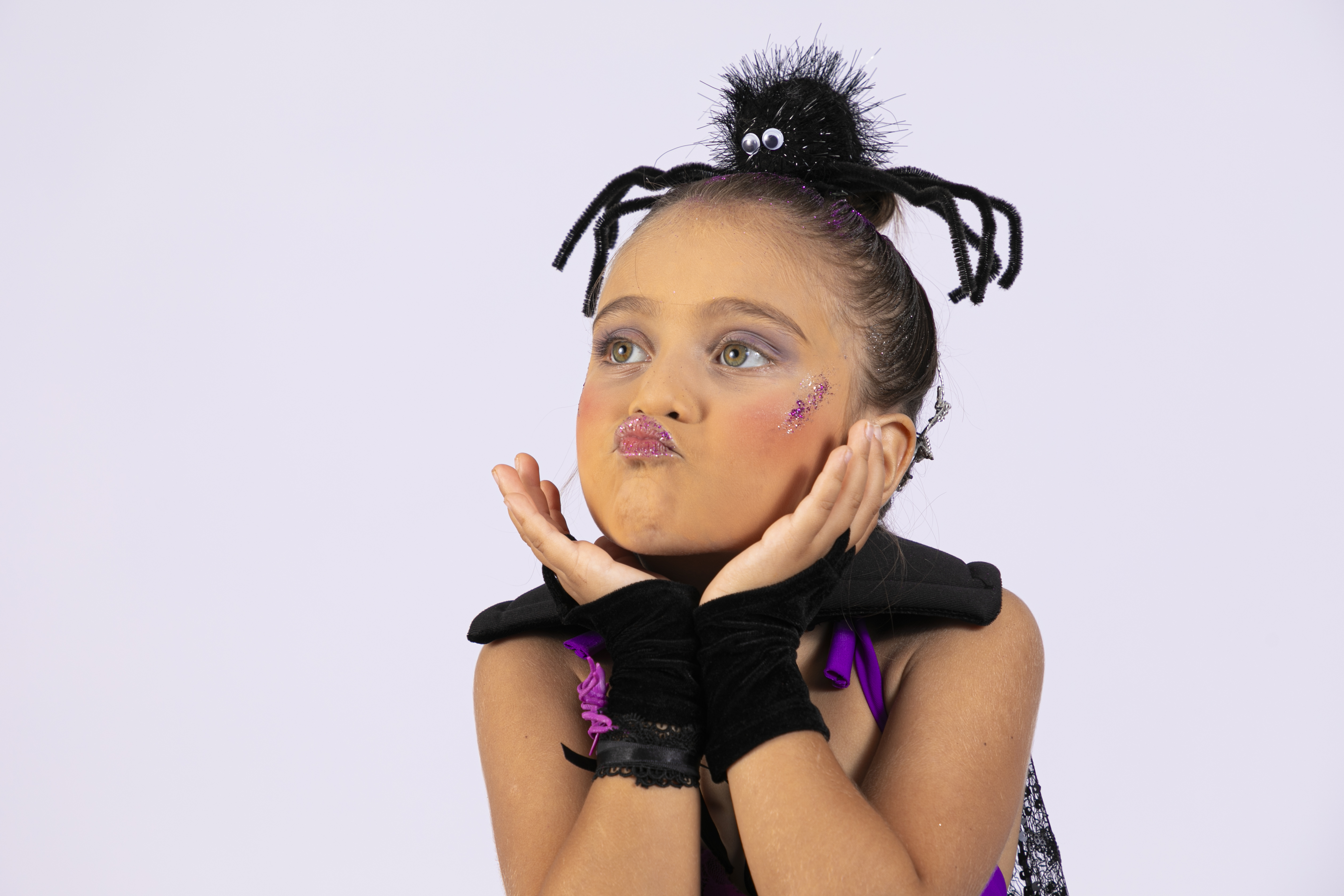 Menina fofa com pose de bico e fantasia para o halloween