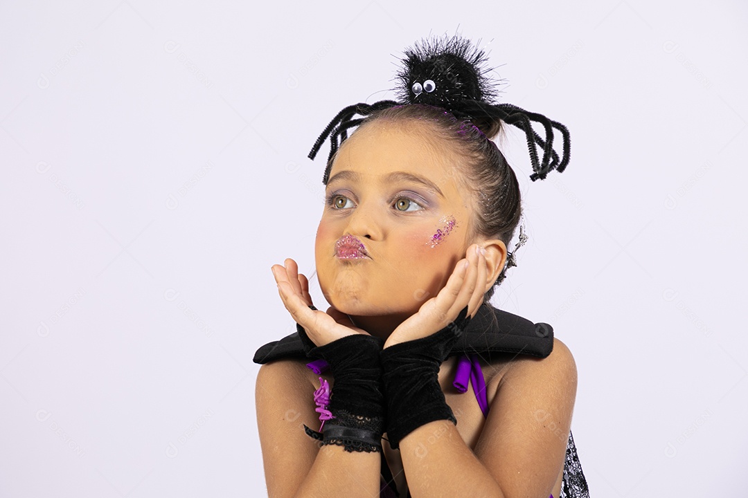 Menina fofa com fantasia para o halloween mandando beijo