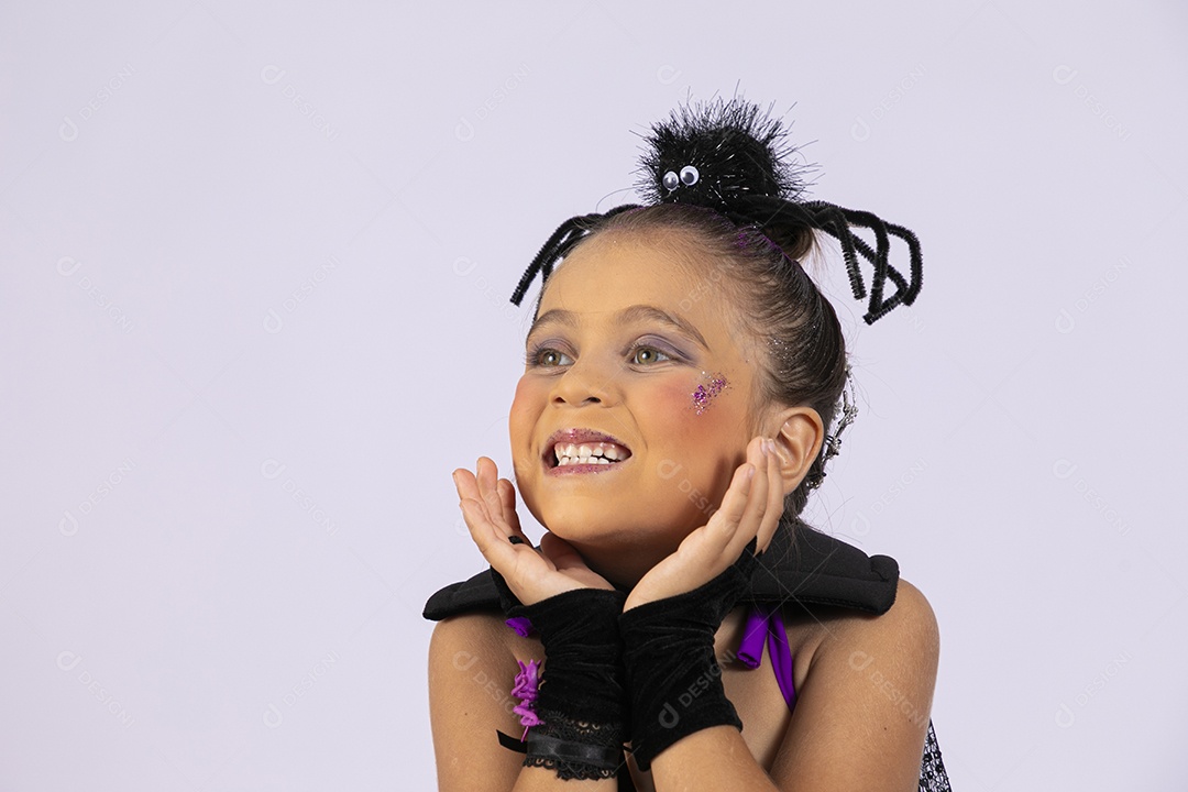 Menina fantasiada com rosto pintando para o halloween