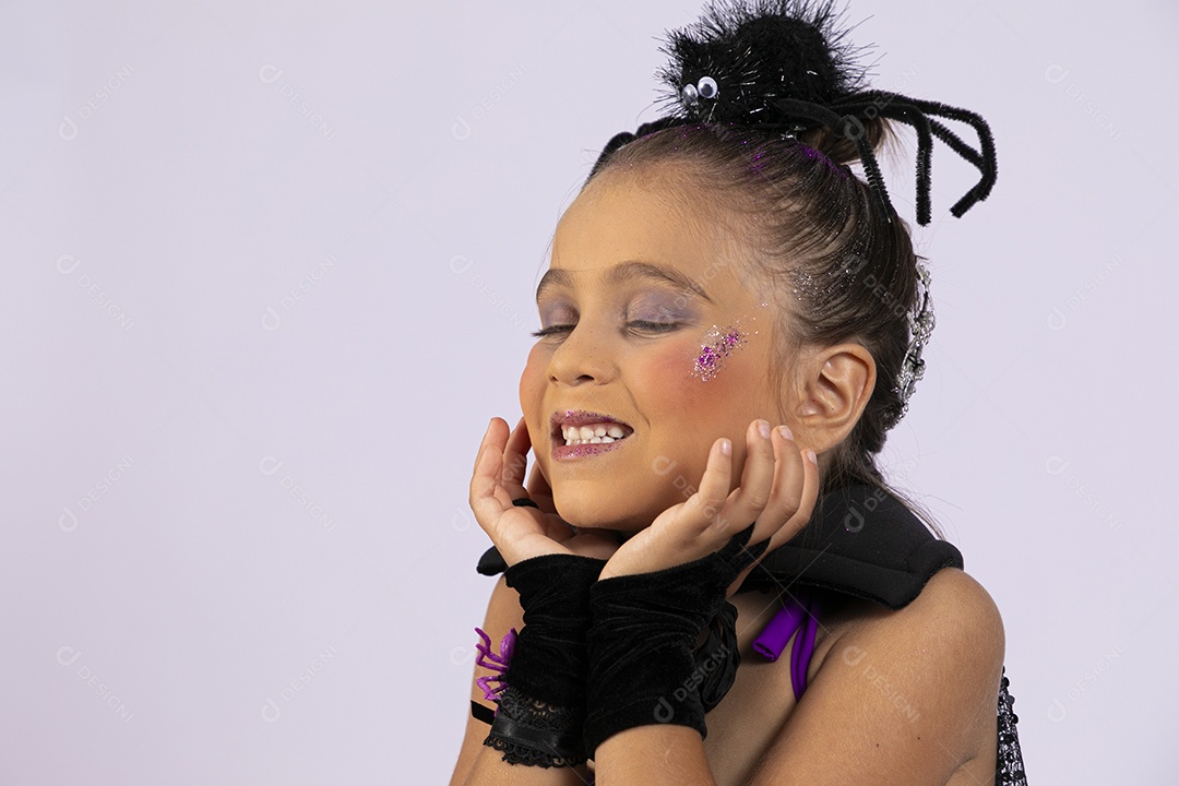 Uma linda garotinha maquiada e fantasiada para festa de halloween