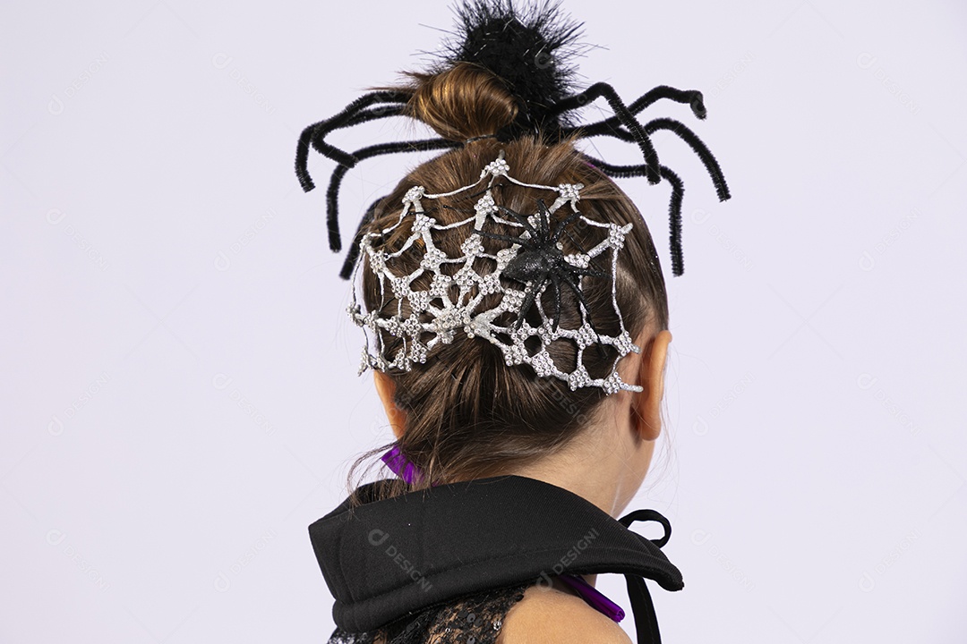 Menina com penteado fofo para festa de halloween