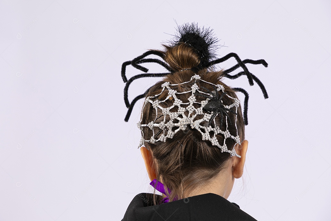 Cabelo de uma criança com penteado para festa de halloween