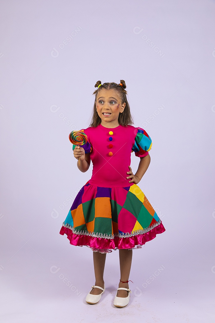 Uma linda garota fantasiada colorido com mãos na cintura