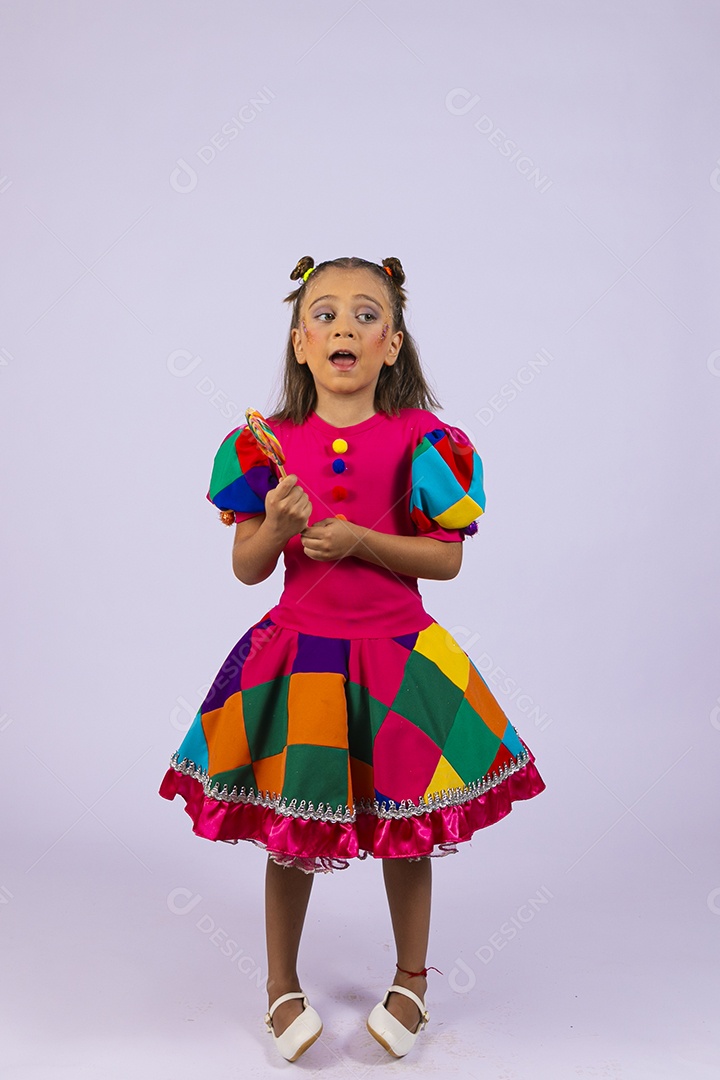 Linda criança fantasiada de uma roupa colorida