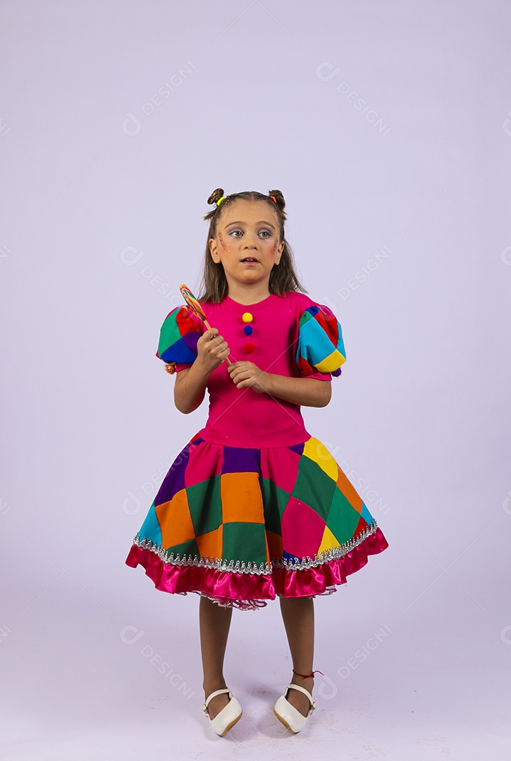 Menina fofa com roupa colorida segurando pirulito