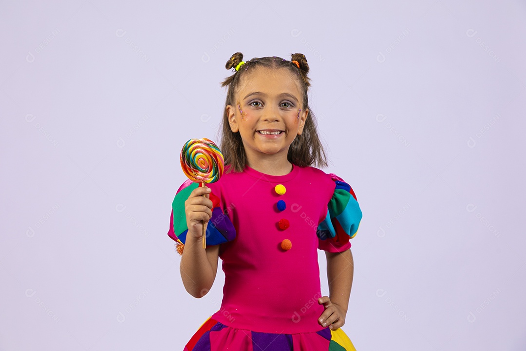 Linda menina bem colorida com seu pirulito nas mãos