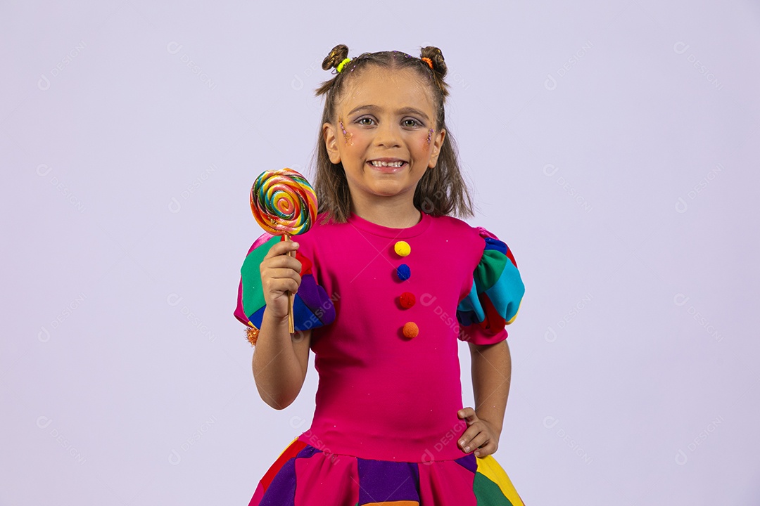 Linda menina com pirulito colorido na mão bem feliz