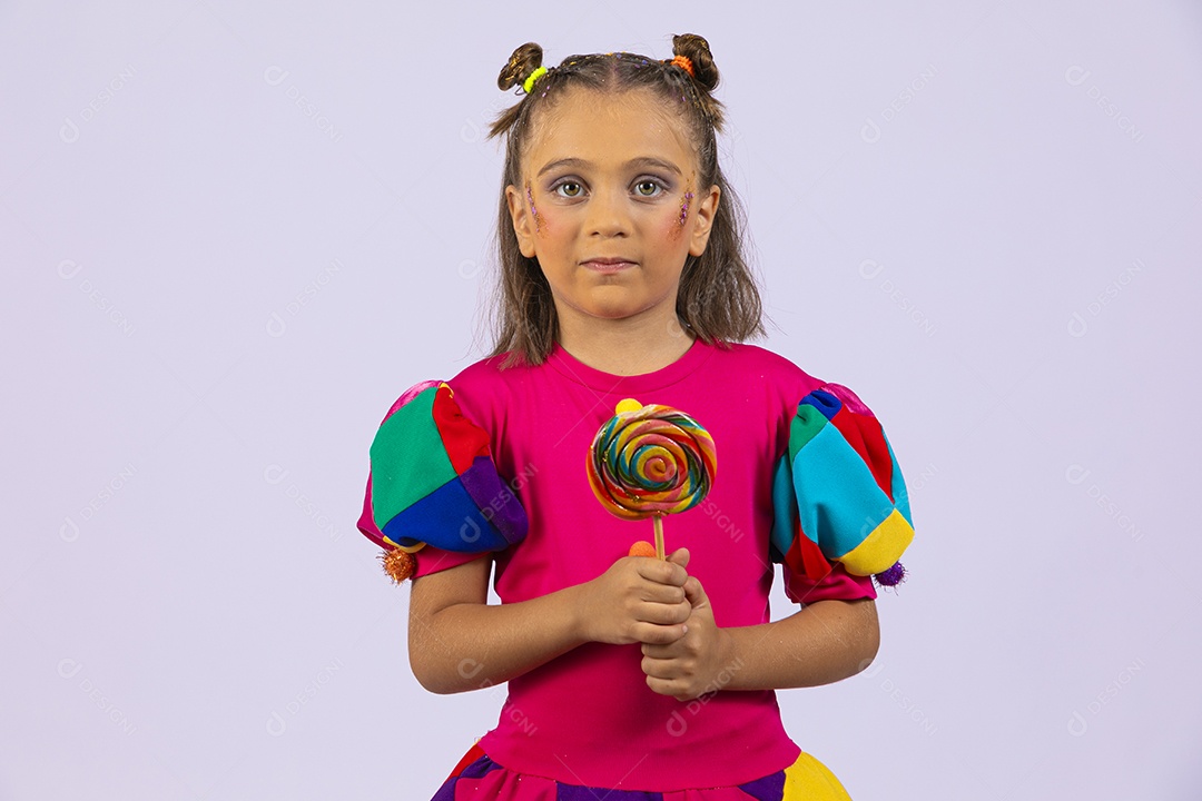 Uma adorável garota feliz com mãos no pirulito