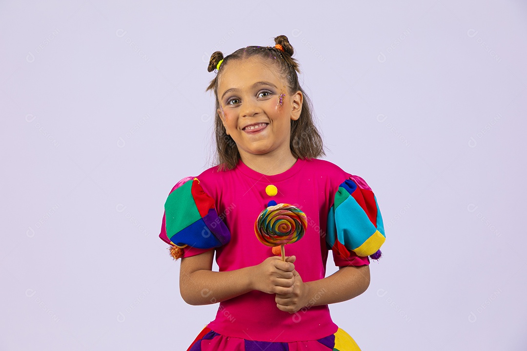 Menina fofinha com roupa colorida olhando para o lado bem feliz